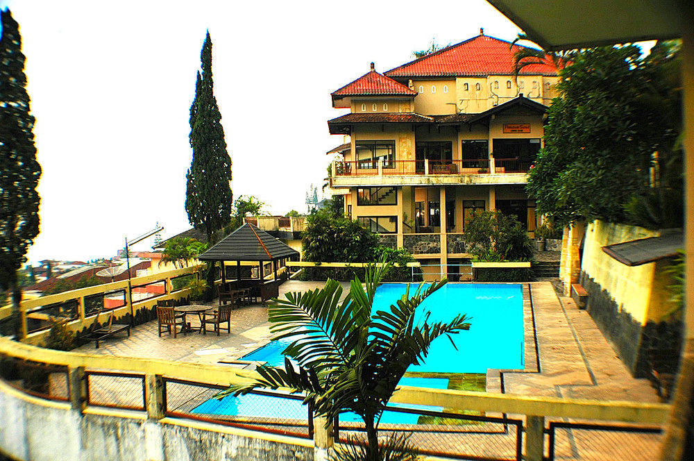 Foresta Inn Family Resort Prigen Ngoại thất bức ảnh