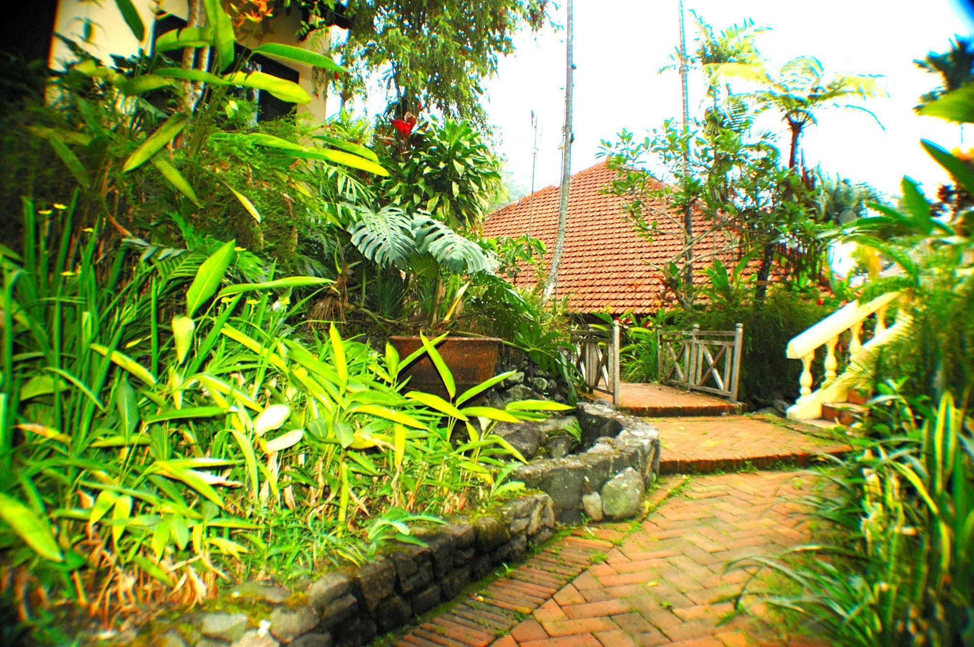 Foresta Inn Family Resort Prigen Ngoại thất bức ảnh
